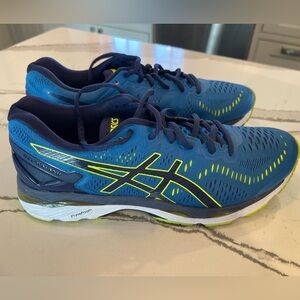 ASICS Men's Blue and Yellow Gel Kayano. Size 9.
